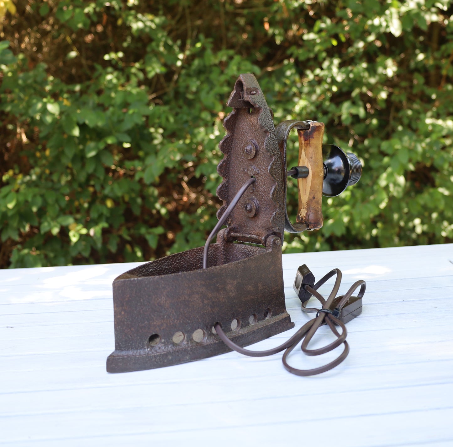 Tischleuchte aus altem Bügeleisen mit rotkariertem Lampenschirm