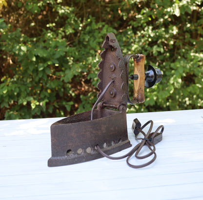Tischleuchte aus altem Bügeleisen mit rotkariertem Lampenschirm {{ Shabby Chic und Landhaus Deko }} {{ www.Stein-Alt.de }}