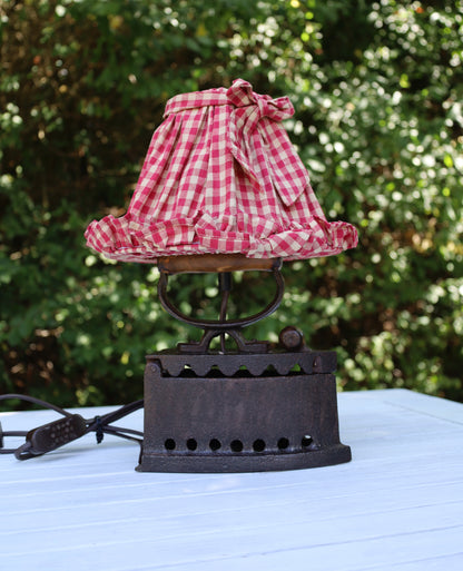 Tischleuchte aus altem Bügeleisen mit rotkariertem Lampenschirm {{ Shabby Chic und Landhaus Deko }} {{ www.Stein-Alt.de }}