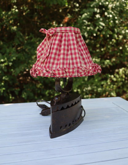 Tischleuchte aus altem Bügeleisen mit rotkariertem Lampenschirm {{ Shabby Chic und Landhaus Deko }} {{ www.Stein-Alt.de }}