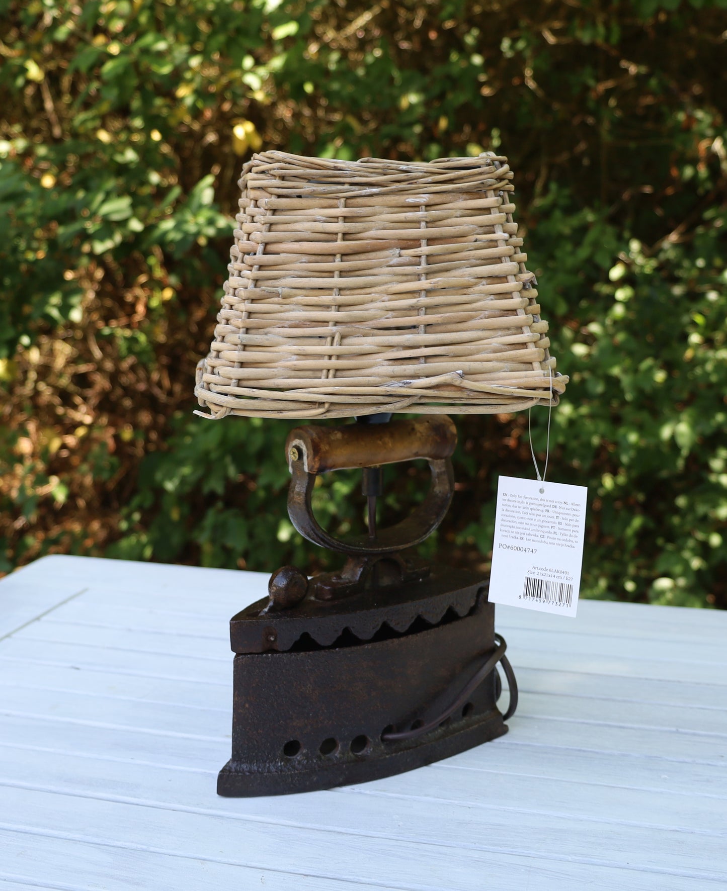 Tischleuchte aus altem Bügeleisen mit rotkariertem Lampenschirm