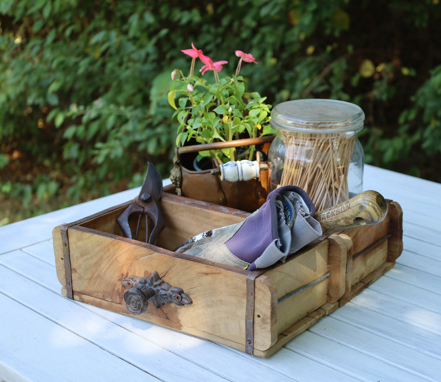 Organizer für Garten und Balkon aus alten Ziegelformen mit Griffen