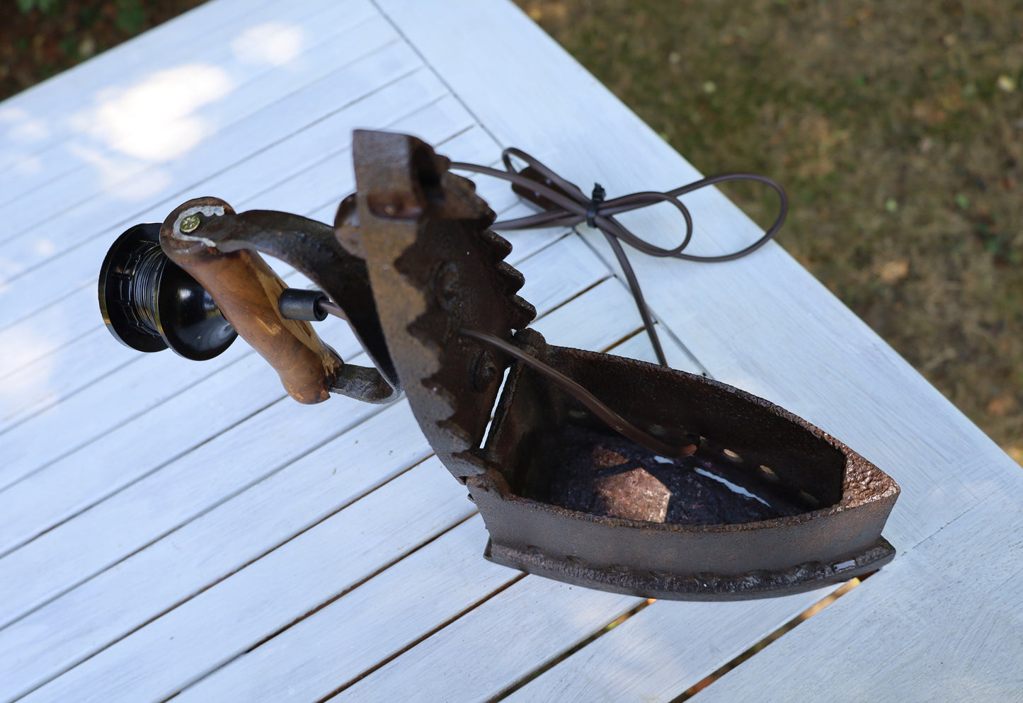 Tischleuchte aus altem Bügeleisen mit rotkariertem Lampenschirm