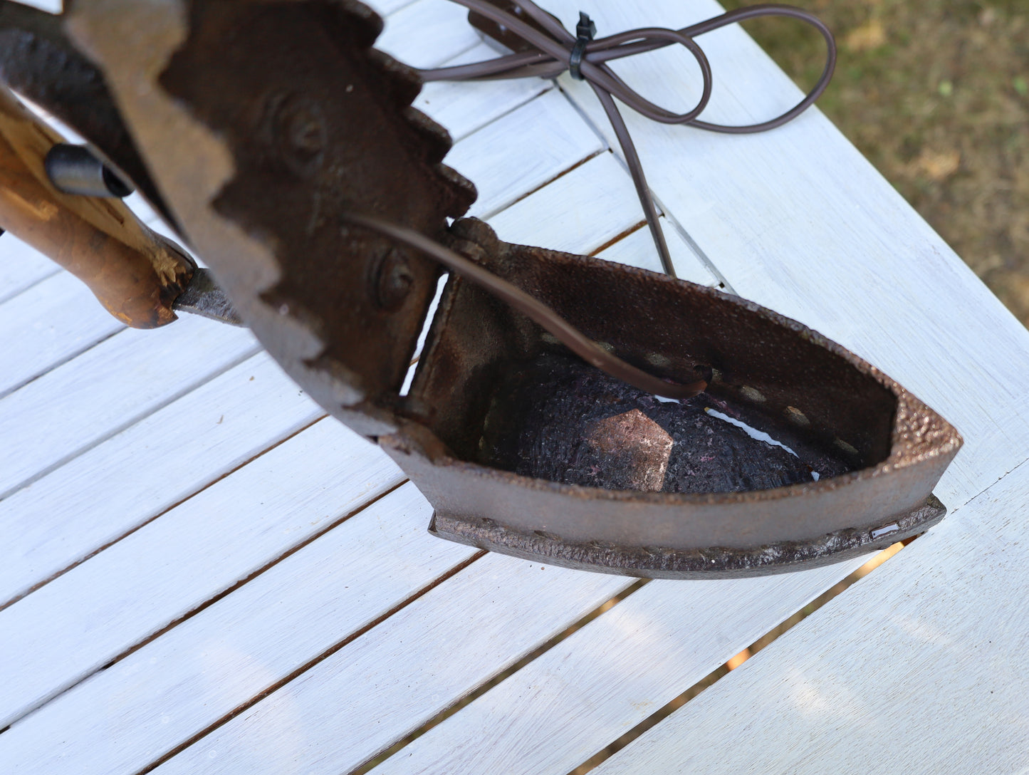 Tischleuchte aus altem Bügeleisen mit rotkariertem Lampenschirm