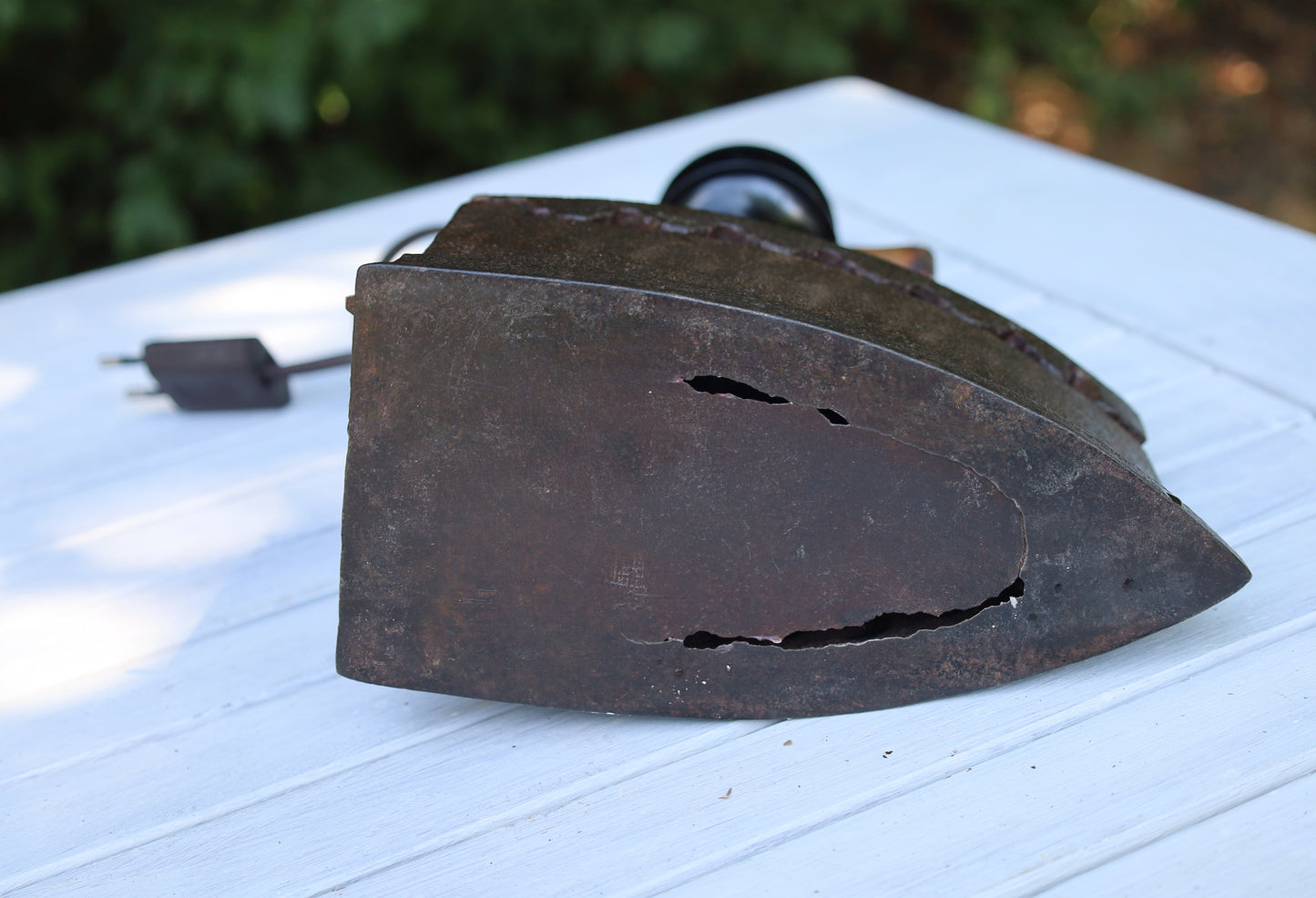 Tischleuchte aus altem Bügeleisen mit rotkariertem Lampenschirm