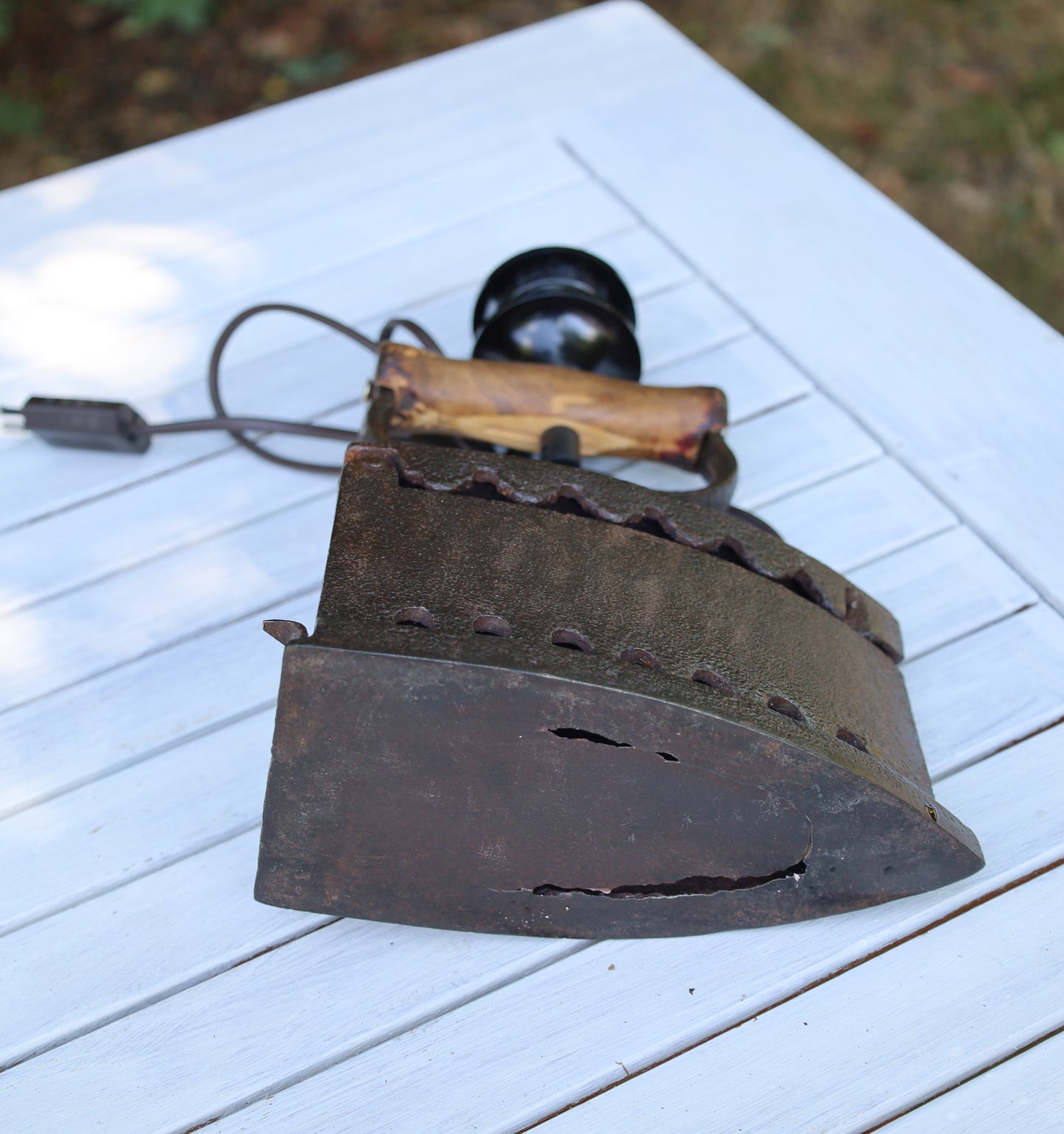 Tischleuchte aus altem Bügeleisen mit rotkariertem Lampenschirm