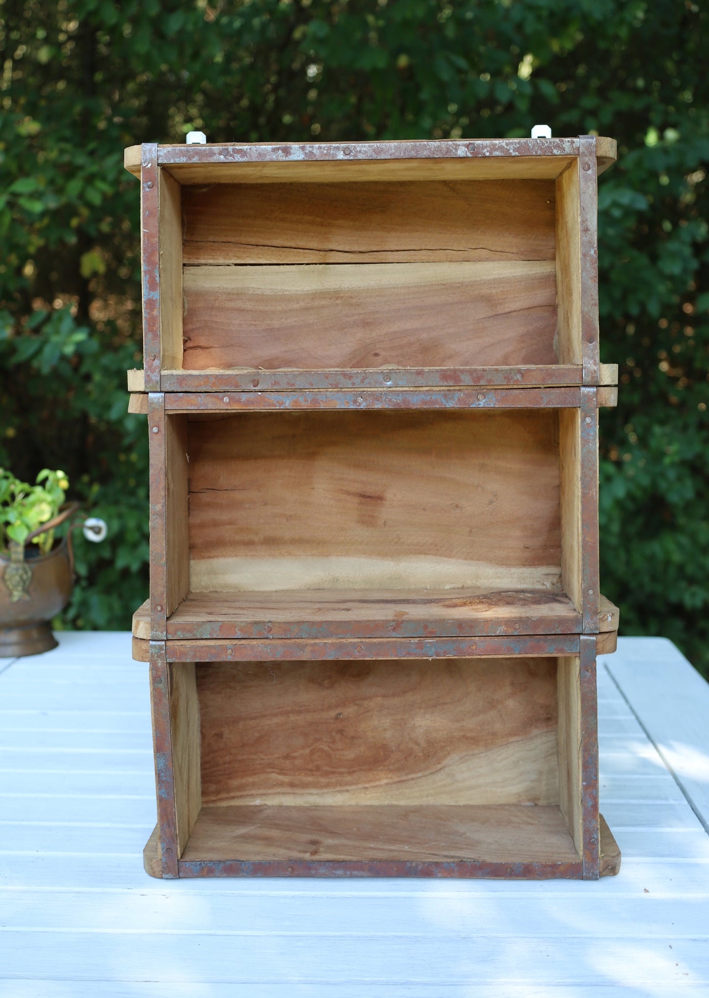 Rustikales Wandregal aus Holz-Ziegelformen - Vintage Braun