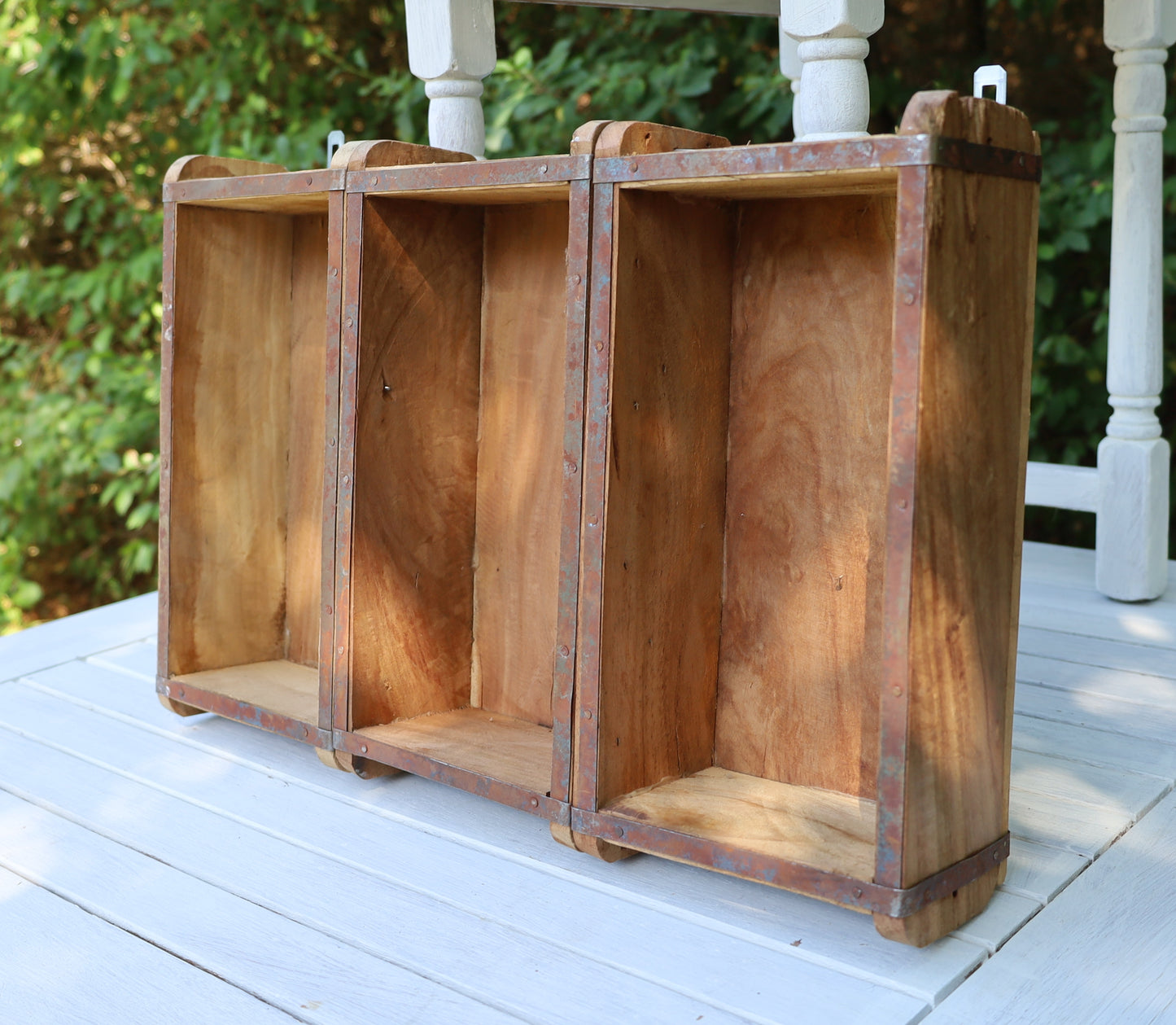 Rustikales Wandregal aus Holz-Ziegelformen - Vintage Braun