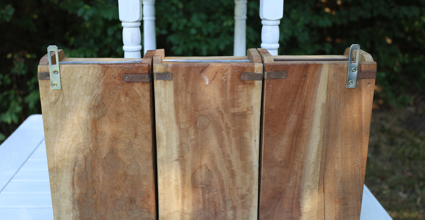 Rustikales Wandregal aus Holz-Ziegelformen - Vintage Braun