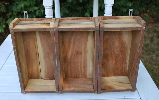 Rustikales Wandregal aus Holz-Ziegelformen - Vintage Braun