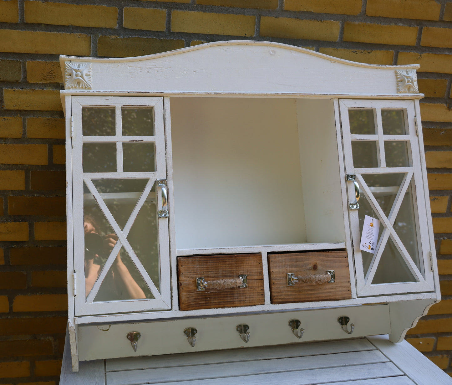 Weißer Hängeschrank aus Holz mit Schubladen und Haken - Landhausstil Shabby Chic