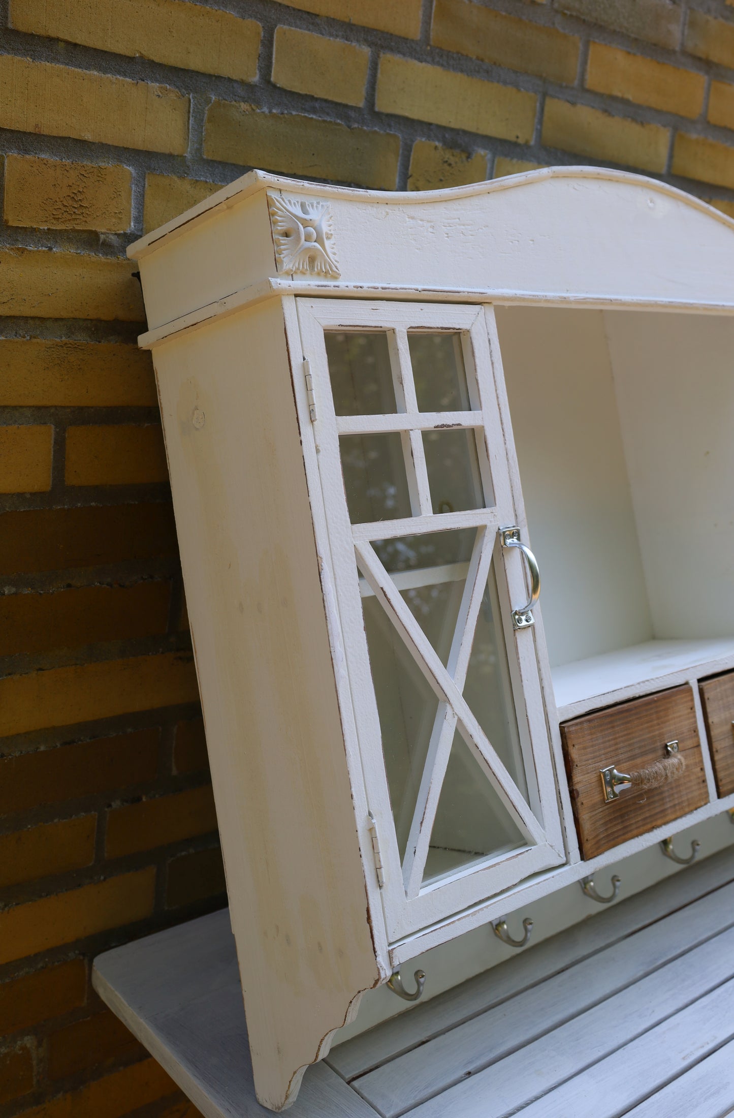 Weißer Hängeschrank aus Holz mit Schubladen und Haken - Landhausstil Shabby Chic