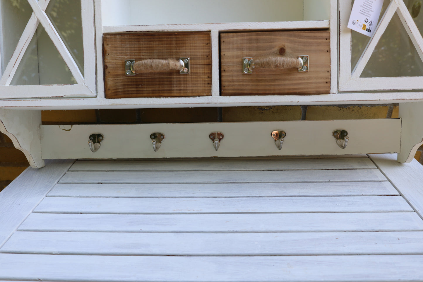 Weißer Hängeschrank aus Holz mit Schubladen und Haken - Landhausstil Shabby Chic