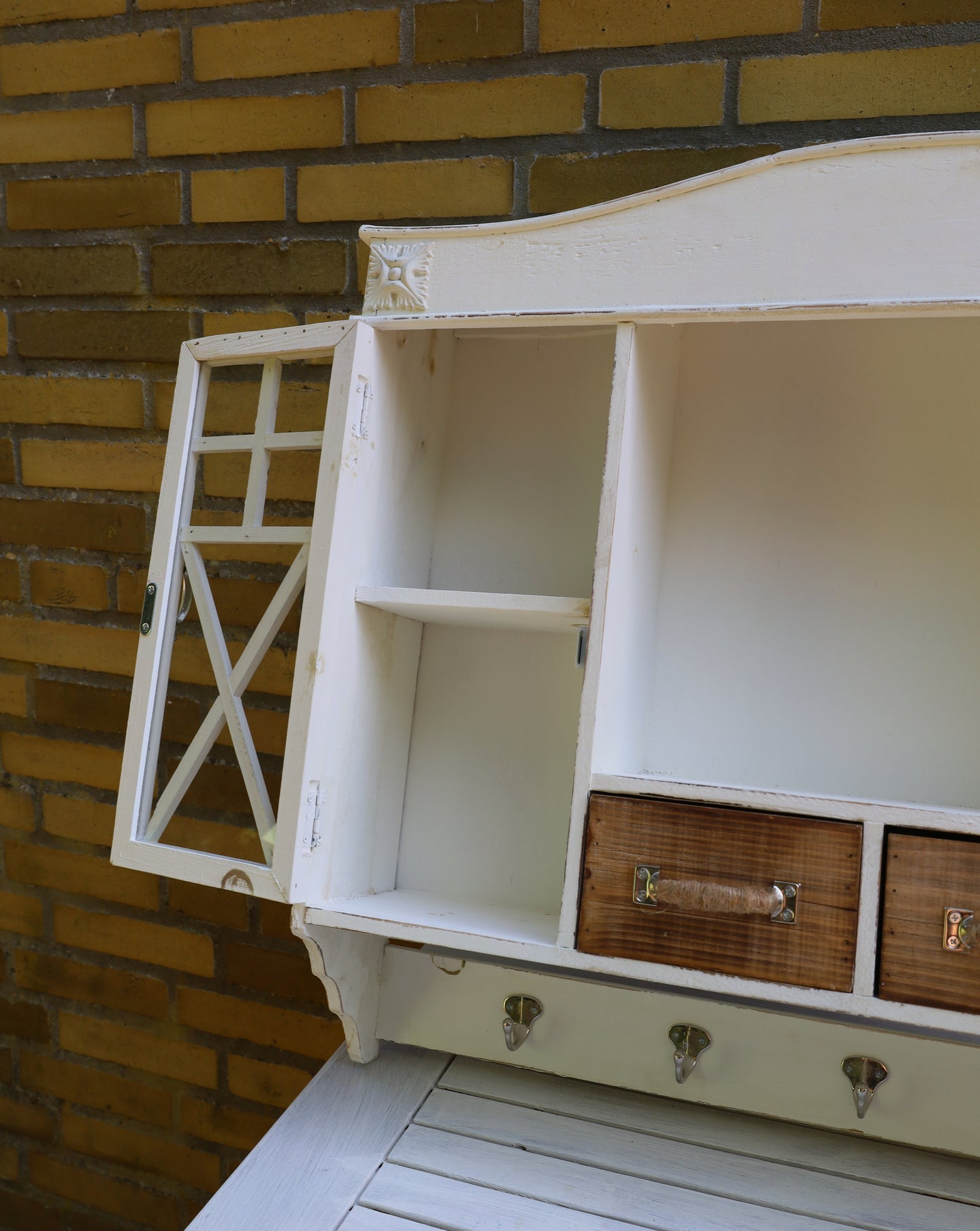 Weißer Hängeschrank aus Holz mit Schubladen und Haken - Landhausstil Shabby Chic