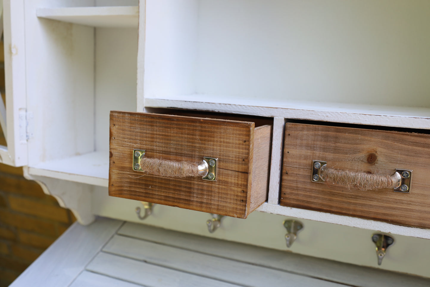 Weißer Hängeschrank aus Holz mit Schubladen und Haken - Landhausstil Shabby Chic
