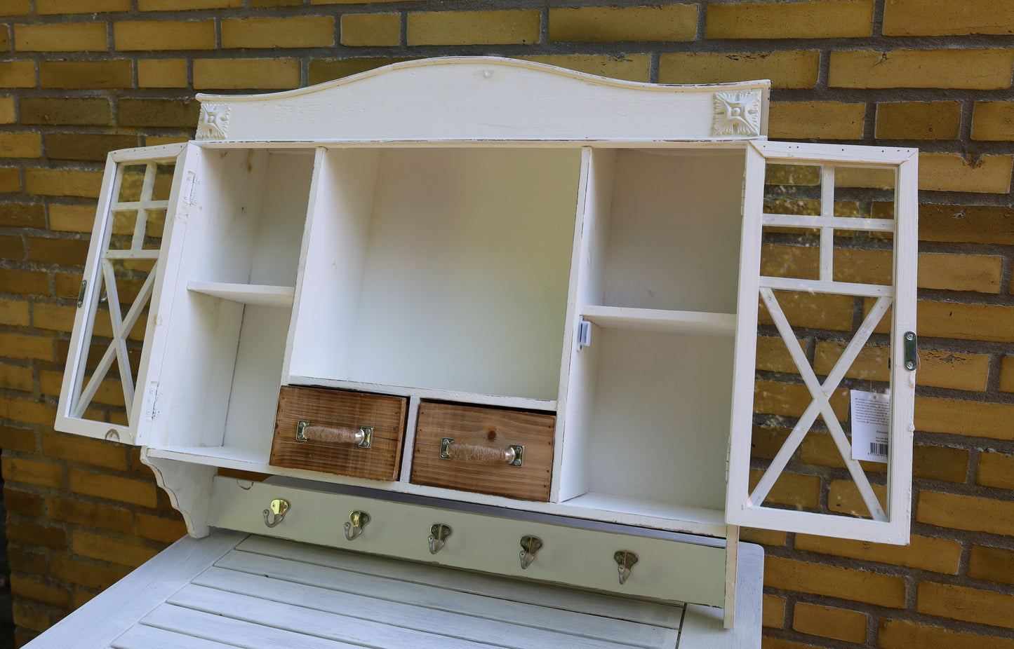 Weißer Hängeschrank aus Holz mit Schubladen und Haken - Landhausstil Shabby Chic