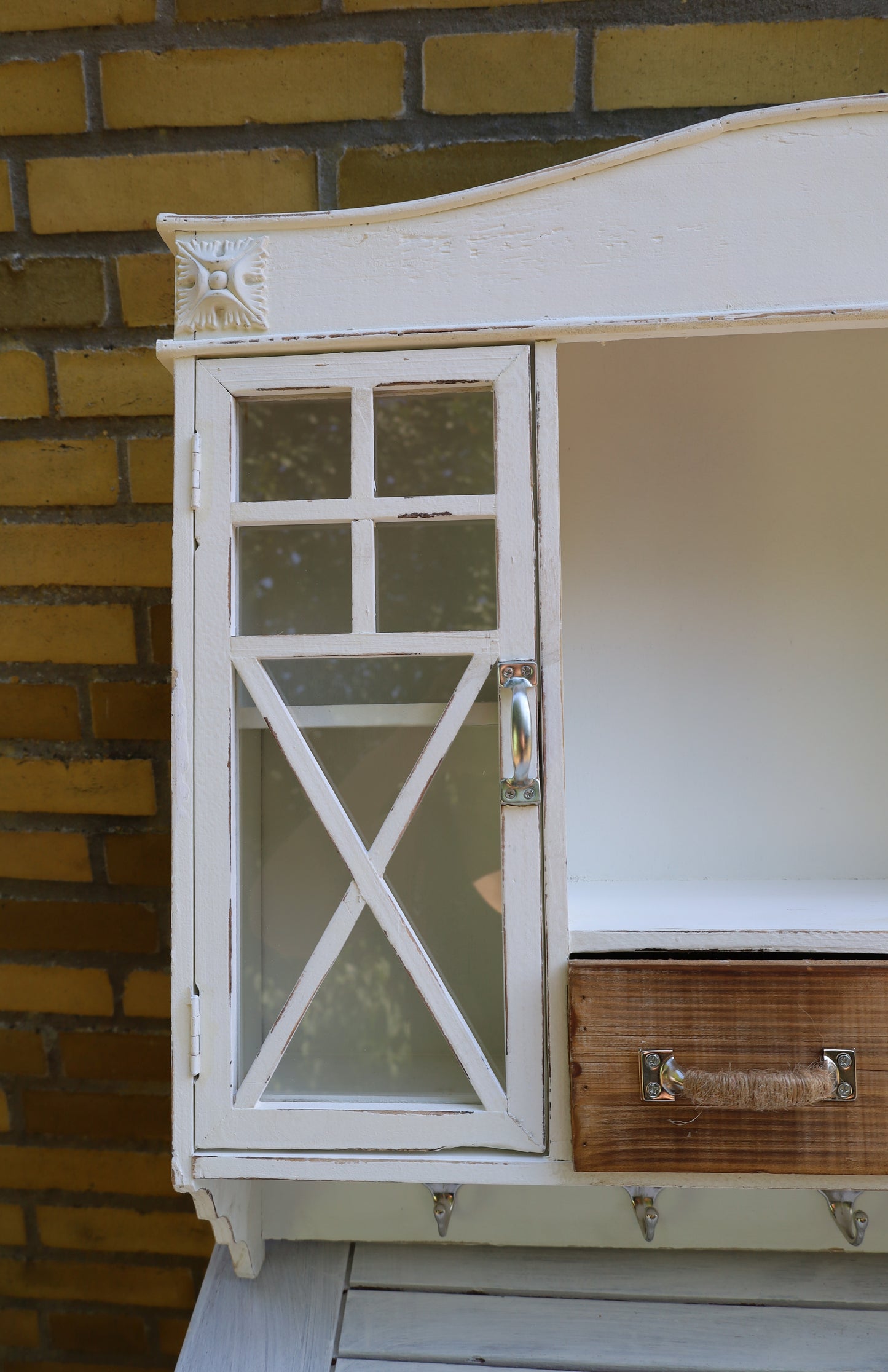 Weißer Hängeschrank aus Holz mit Schubladen und Haken - Landhausstil Shabby Chic