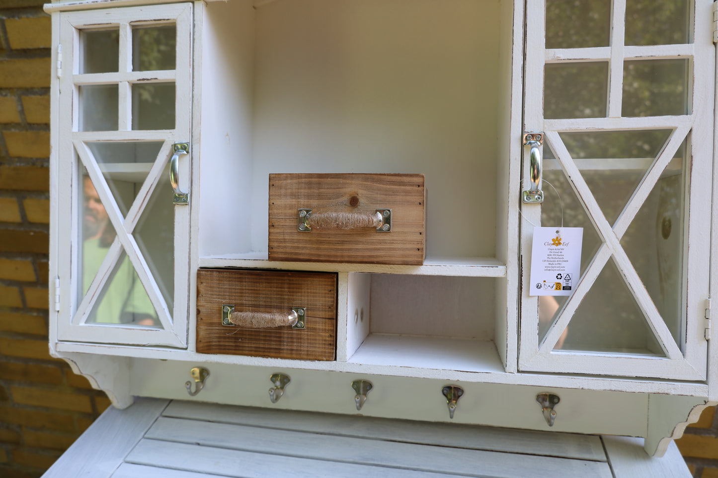 Weißer Hängeschrank aus Holz mit Schubladen und Haken - Landhausstil Shabby Chic