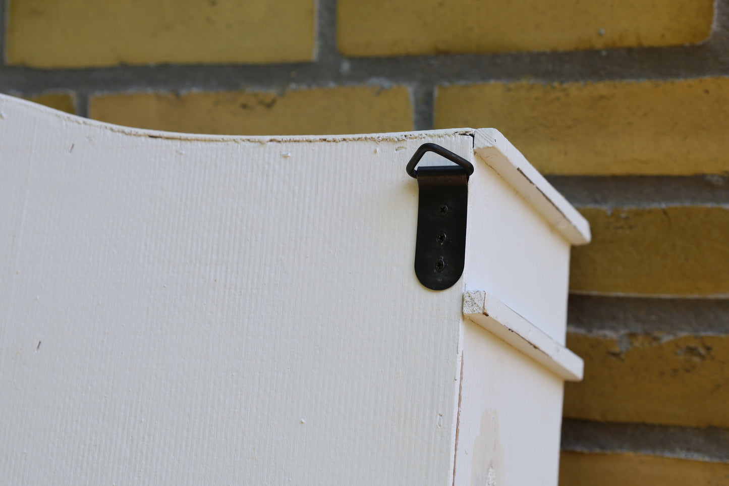 Weißer Hängeschrank aus Holz mit Schubladen und Haken - Landhausstil Shabby Chic