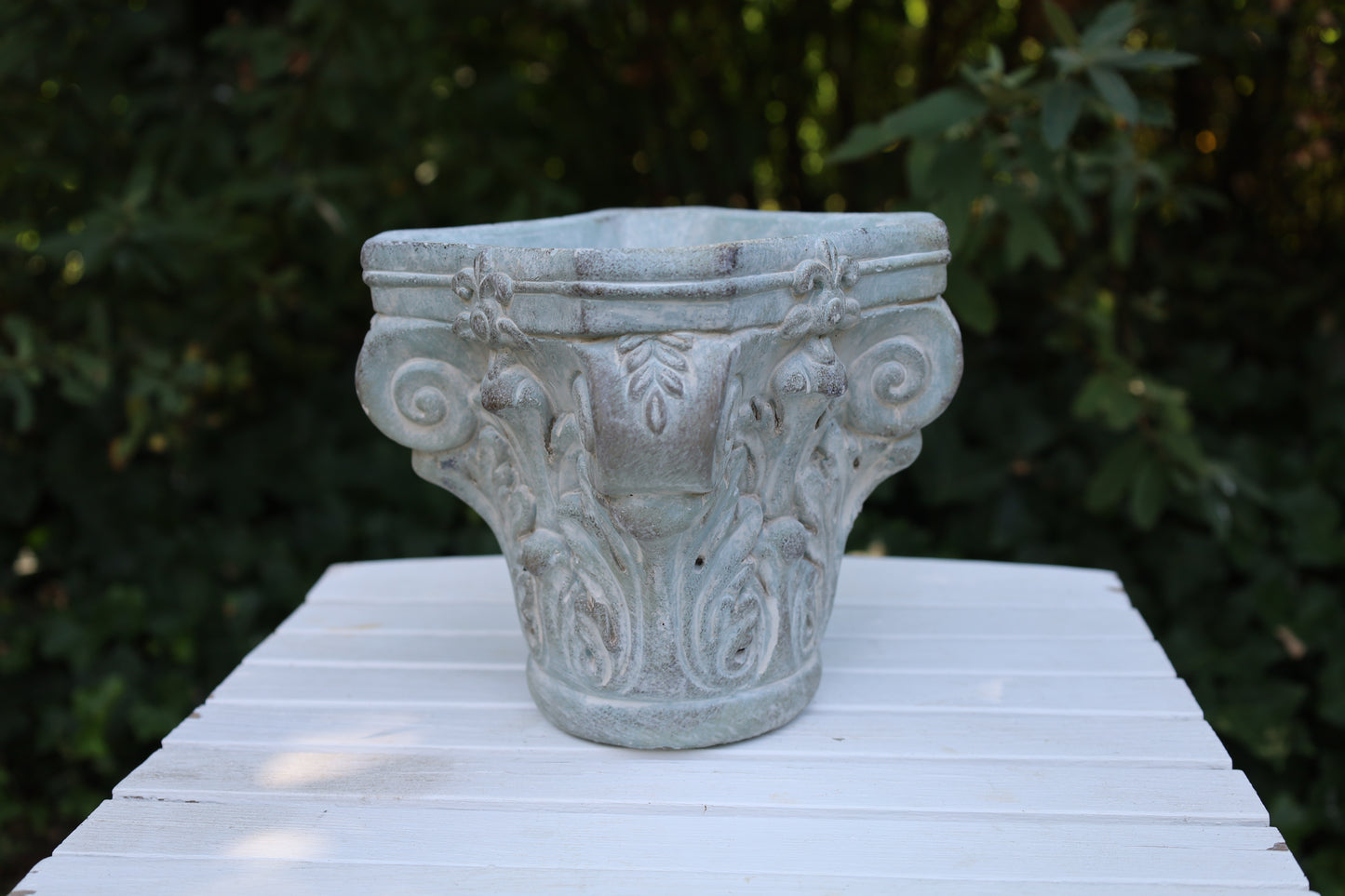 Klassischer Blumentopf aus Steinguss - Grau-Grün 17x17x16 cm