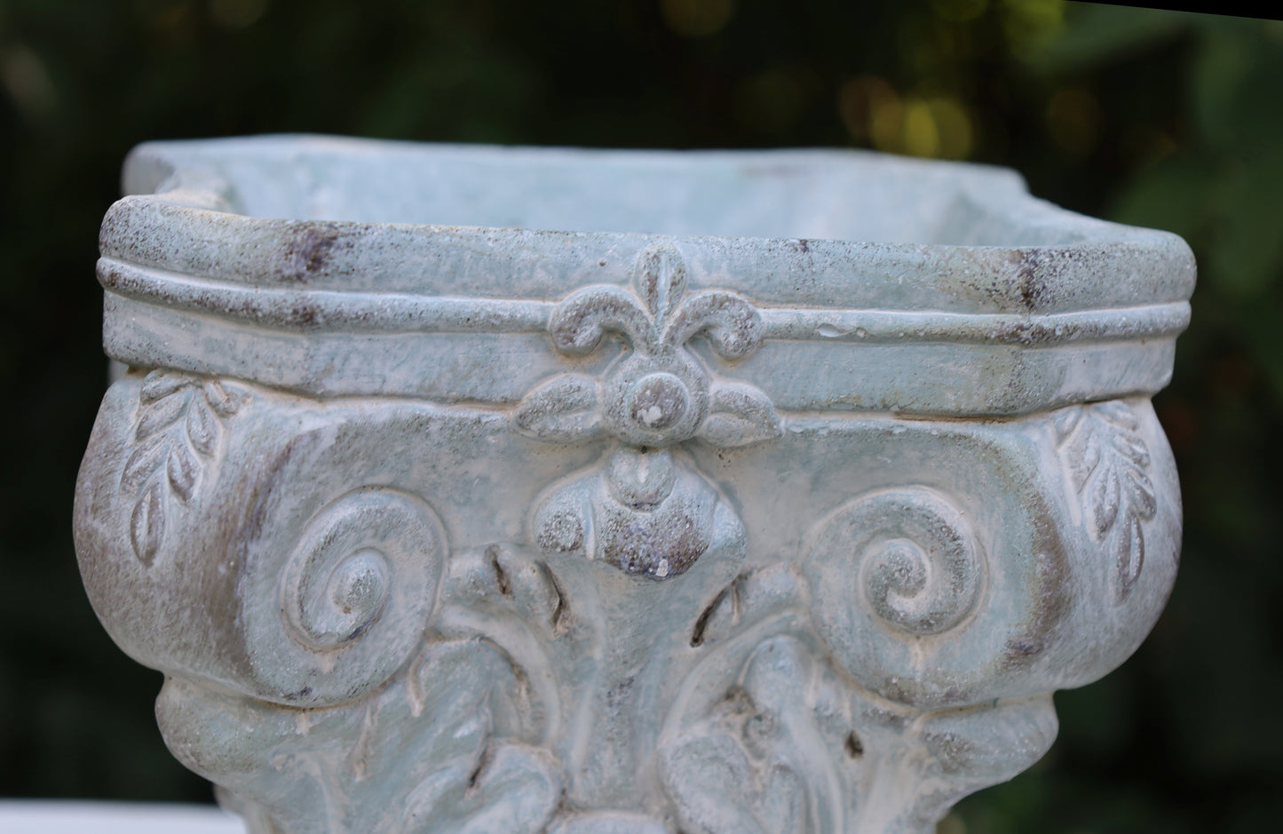 Klassischer Blumentopf aus Steinguss - Grau-Grün 17x17x16 cm