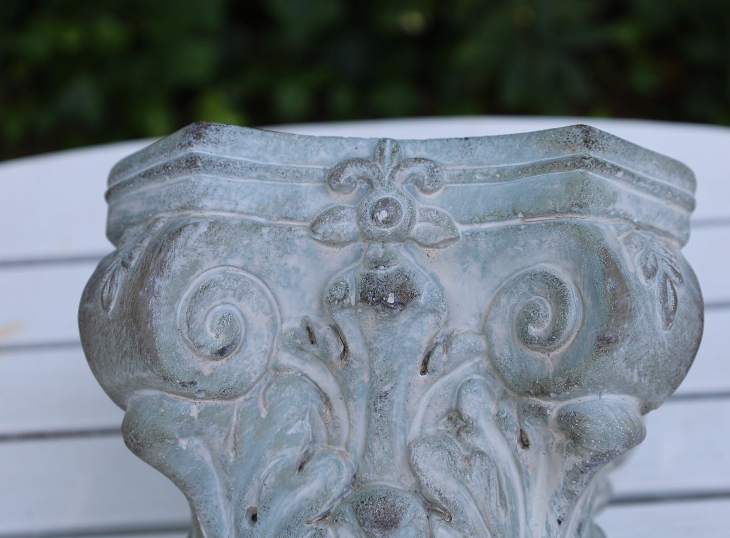 Klassischer Blumentopf aus Steinguss - Grau-Grün 17x17x16 cm