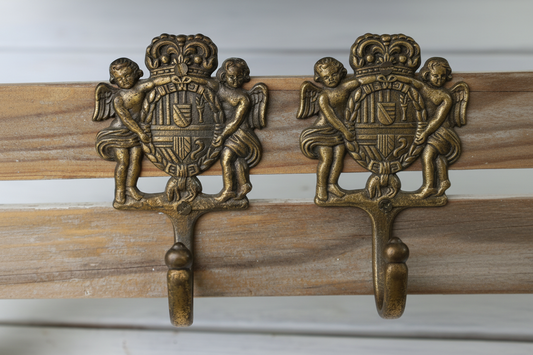 Putti con scudo a gancio in ottone, stile barocco