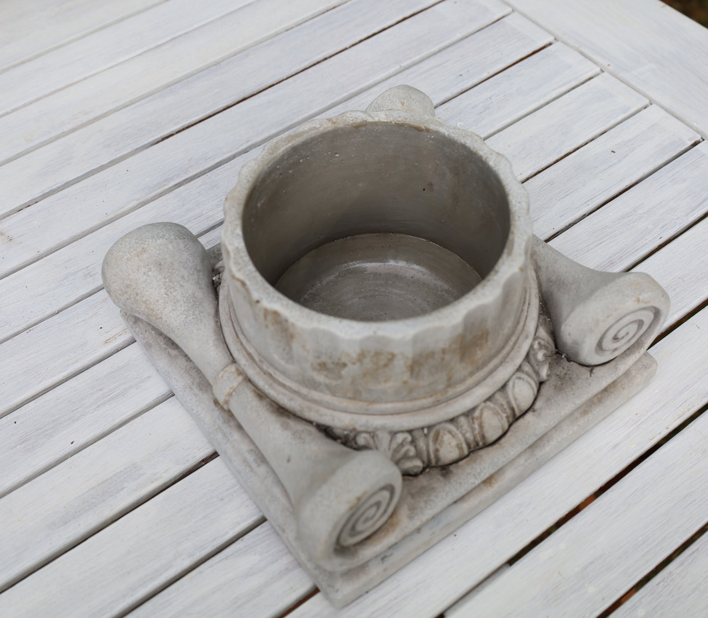 Pflanztopf Steinguss Grau - Klassische Säule für Balkon & Garten