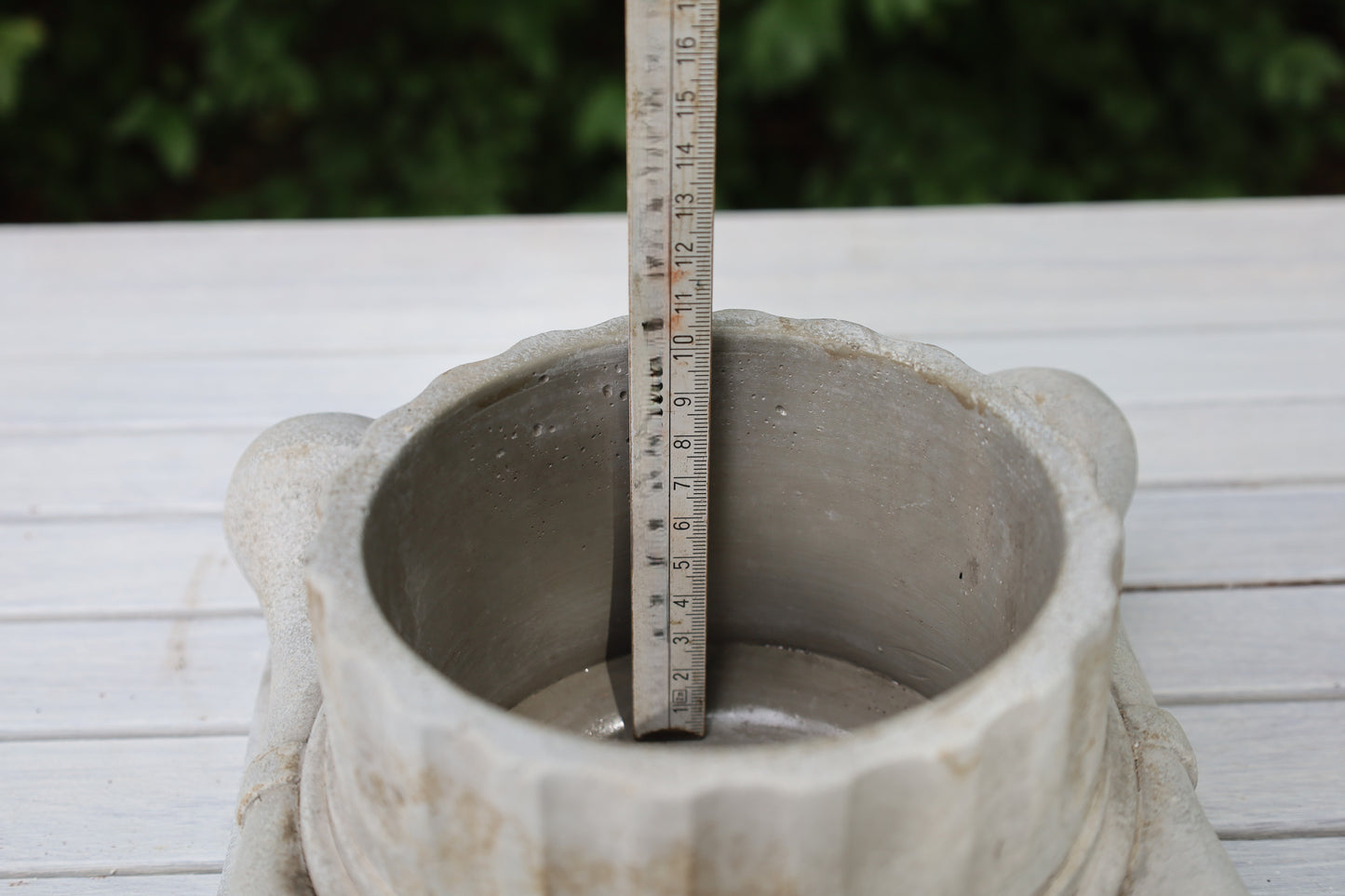 Pflanztopf Steinguss Grau - Klassische Säule für Balkon & Garten