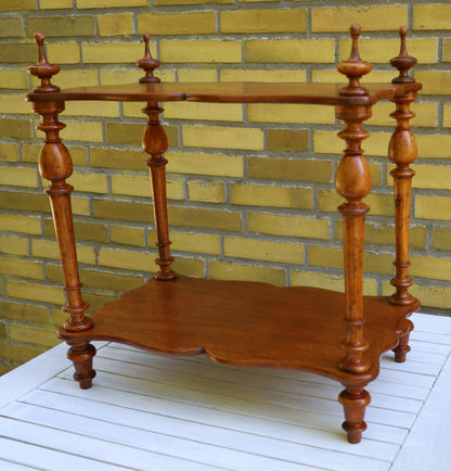 Antikes kleines französisches Regal aus Holz mit zwei Ablagen {{ Shabby Chic und Landhaus Deko }} {{ www.Stein-Alt.de }}