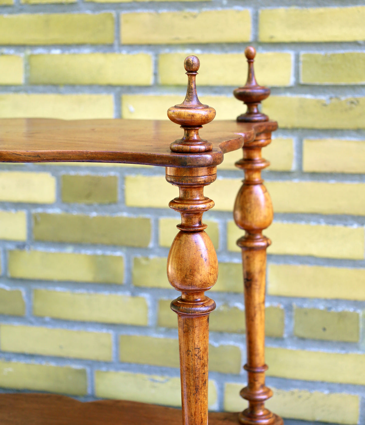 Antikes kleines französisches Regal aus Holz mit zwei Ablagen {{ Shabby Chic und Landhaus Deko }} {{ www.Stein-Alt.de }}
