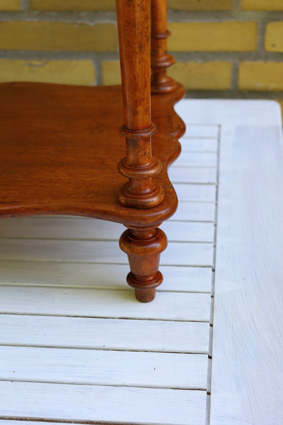 Antikes kleines französisches Regal aus Holz mit zwei Ablagen {{ Shabby Chic und Landhaus Deko }} {{ www.Stein-Alt.de }}