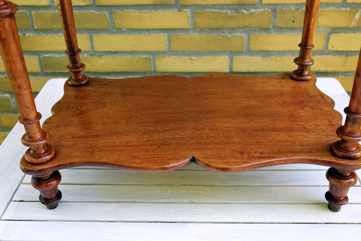 Antikes kleines französisches Regal aus Holz mit zwei Ablagen {{ Shabby Chic und Landhaus Deko }} {{ www.Stein-Alt.de }}