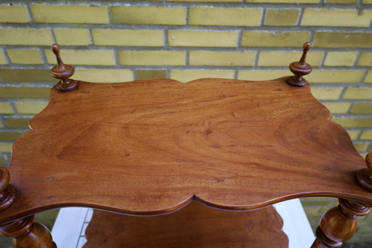 Antikes kleines französisches Regal aus Holz mit zwei Ablagen {{ Shabby Chic und Landhaus Deko }} {{ www.Stein-Alt.de }}