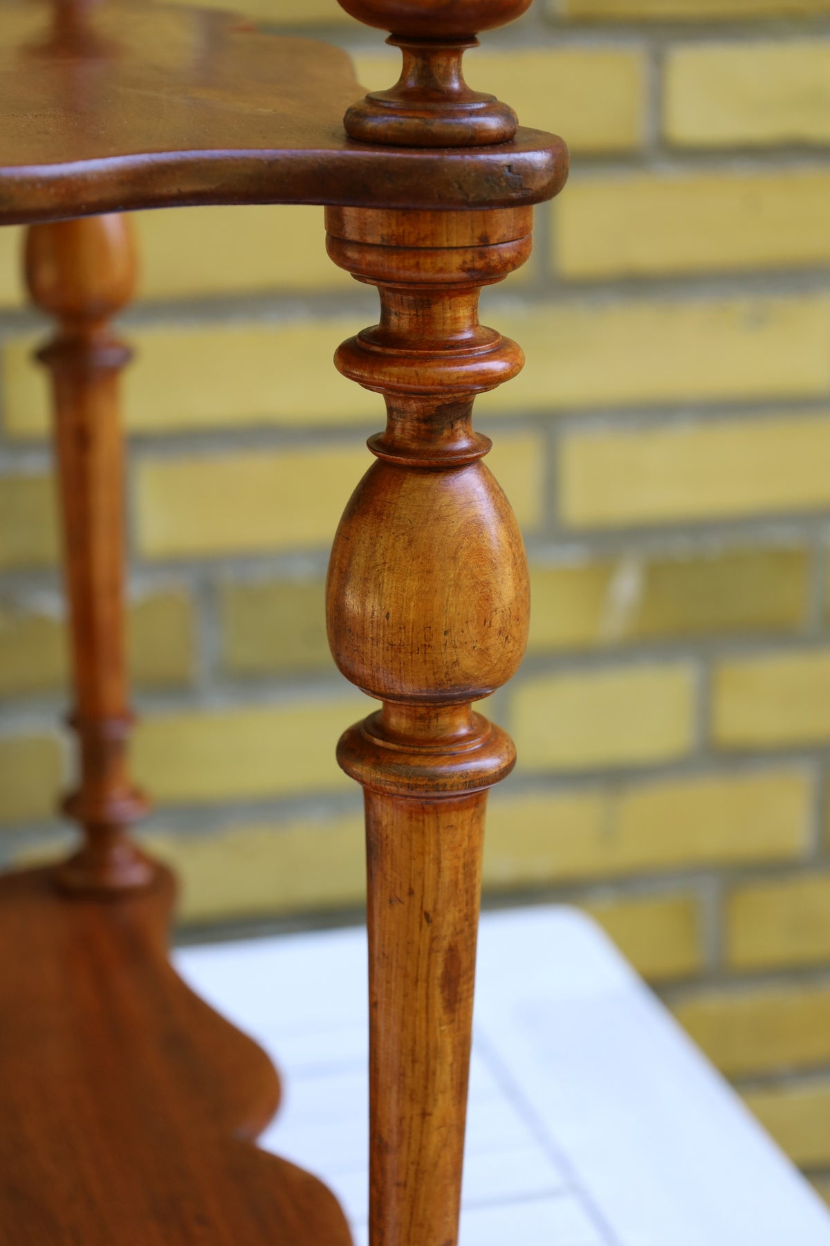 Antikes kleines französisches Regal aus Holz mit zwei Ablagen {{ Shabby Chic und Landhaus Deko }} {{ www.Stein-Alt.de }}