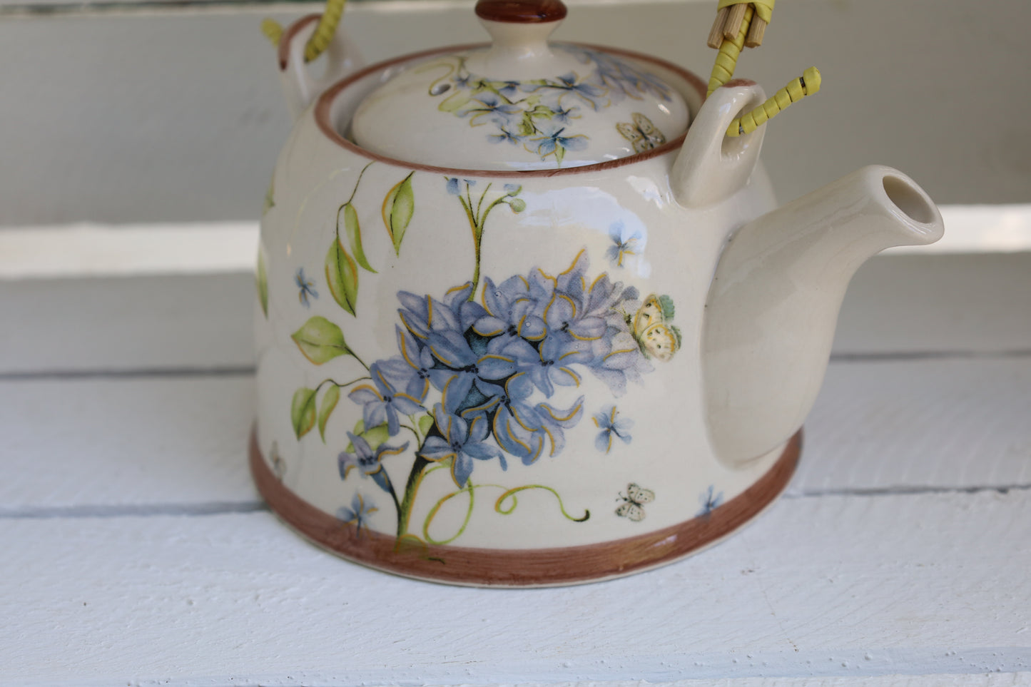 Teekanne aus Keramik inklusive Teesieb, 800 ml mit Blumenmotiv, Landhausstil