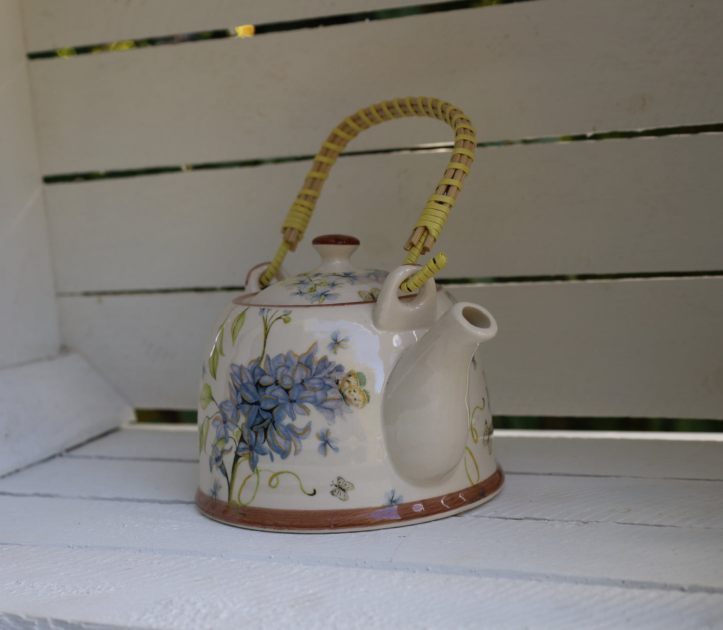 Teekanne aus Keramik inklusive Teesieb, 800 ml mit Blumenmotiv, Landhausstil