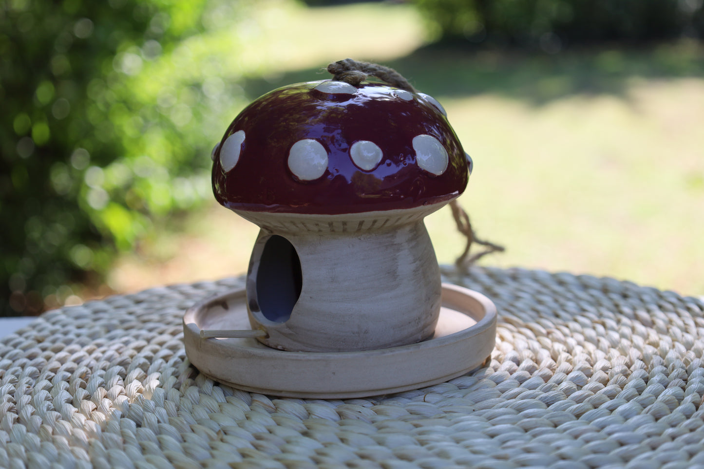 Vogelhäuschen / Schlafplatz für Vögel aus Keramik in Fliegenpilzform