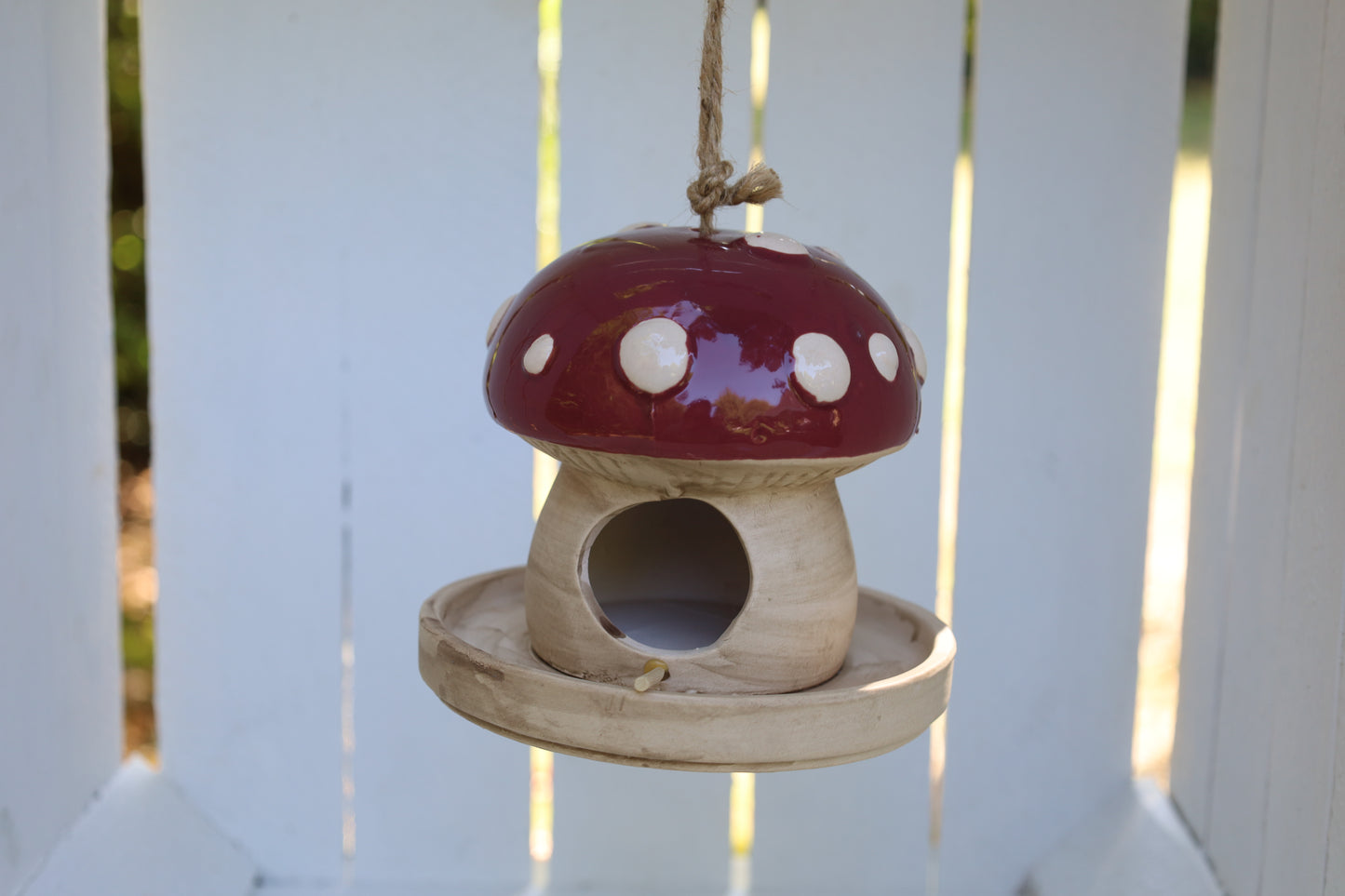 Vogelhäuschen / Schlafplatz für Vögel aus Keramik in Fliegenpilzform