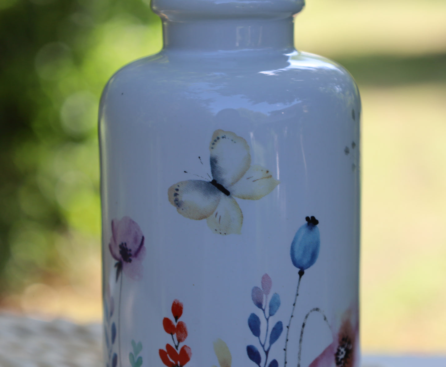 Seifenspender mit Blumenmotiv aus Keramik