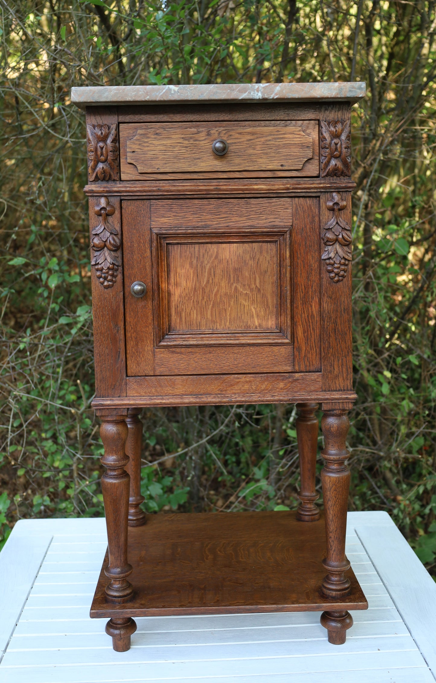 Antiker französischer Nachttisch Ende 19. Jh. - Eichenholz mit Marmorplatte