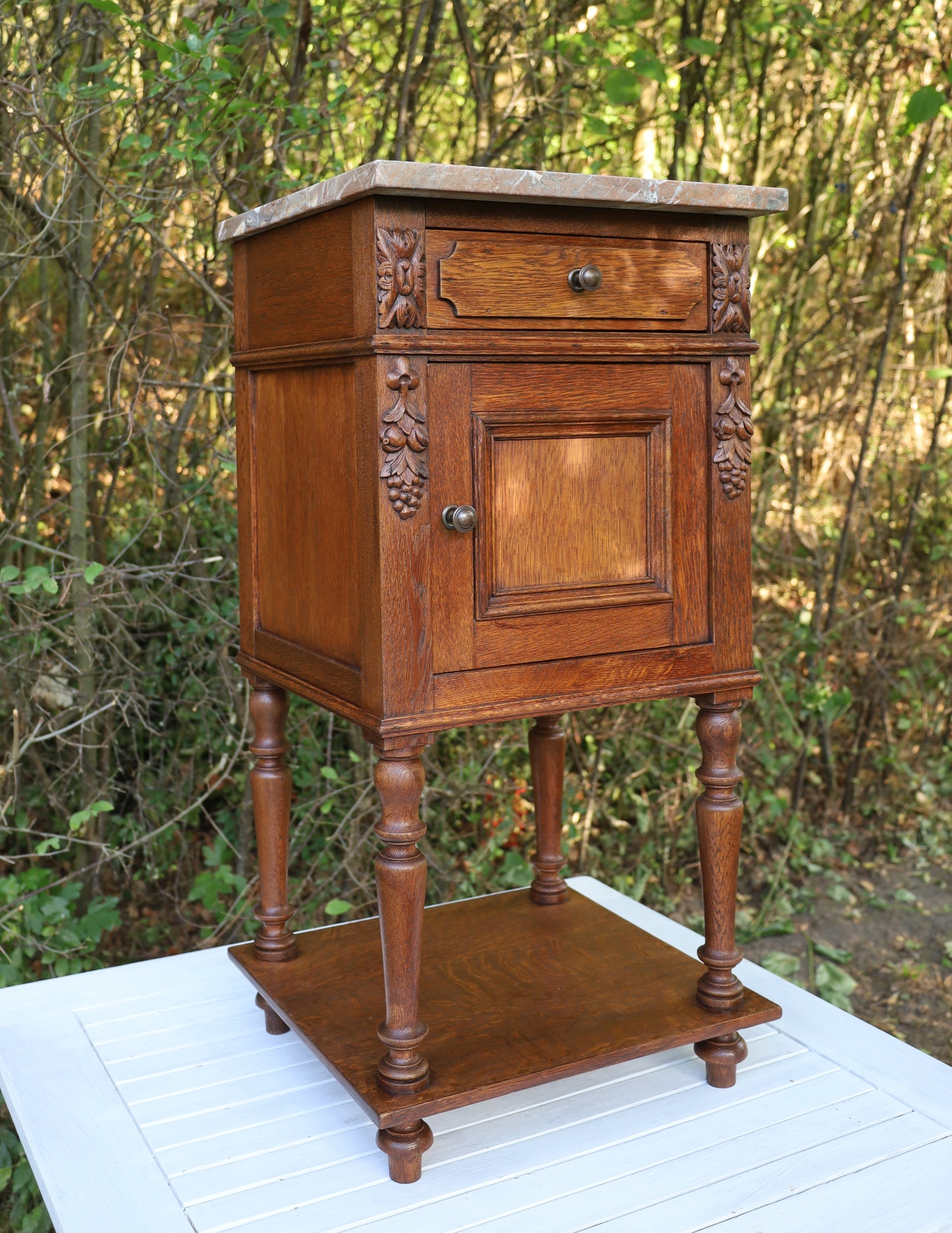 Antiker französischer Nachttisch Ende 19. Jh. - Eichenholz mit Marmorplatte