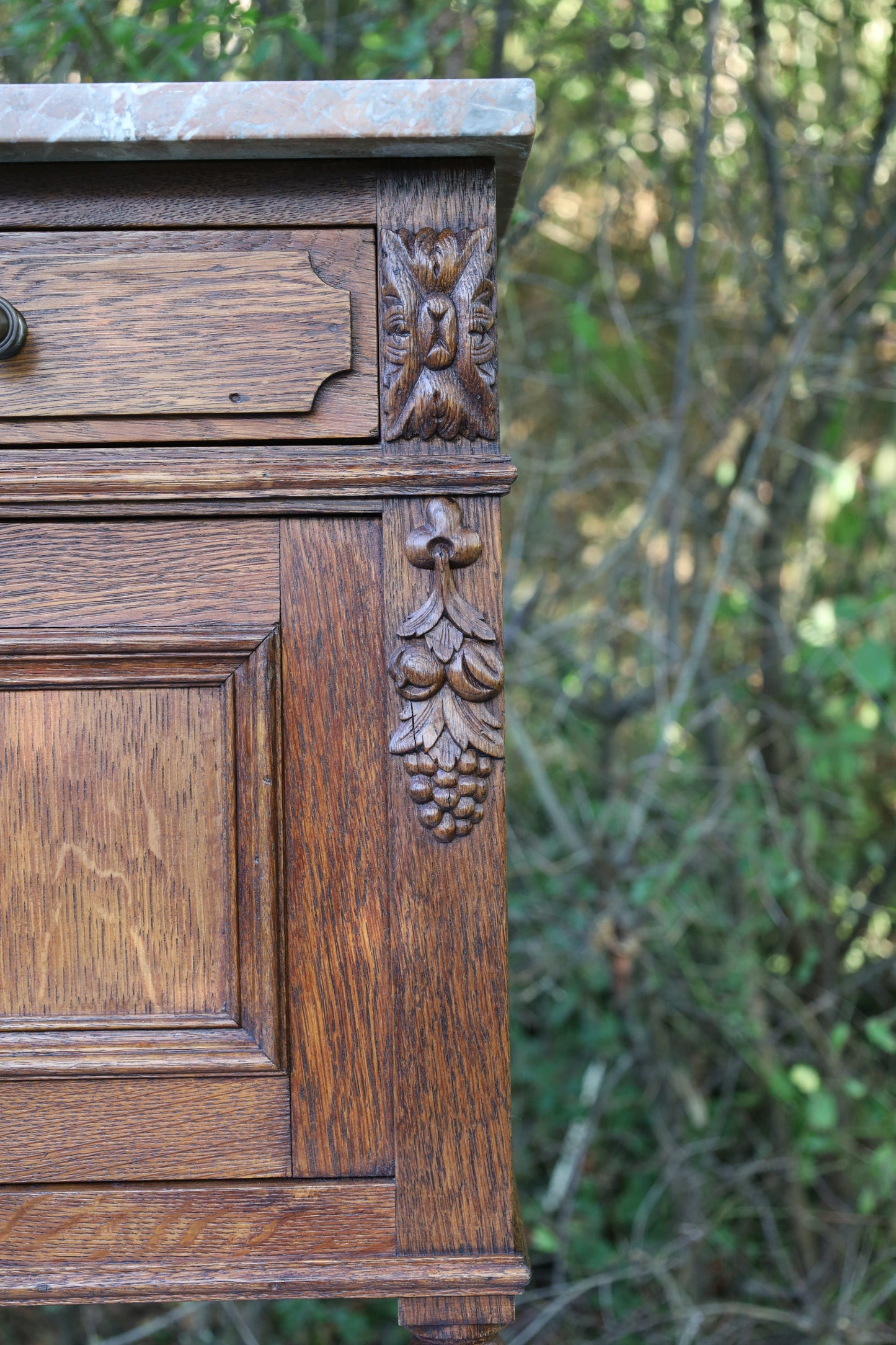 Antiker französischer Nachttisch Ende 19. Jh. - Eichenholz mit Marmorplatte