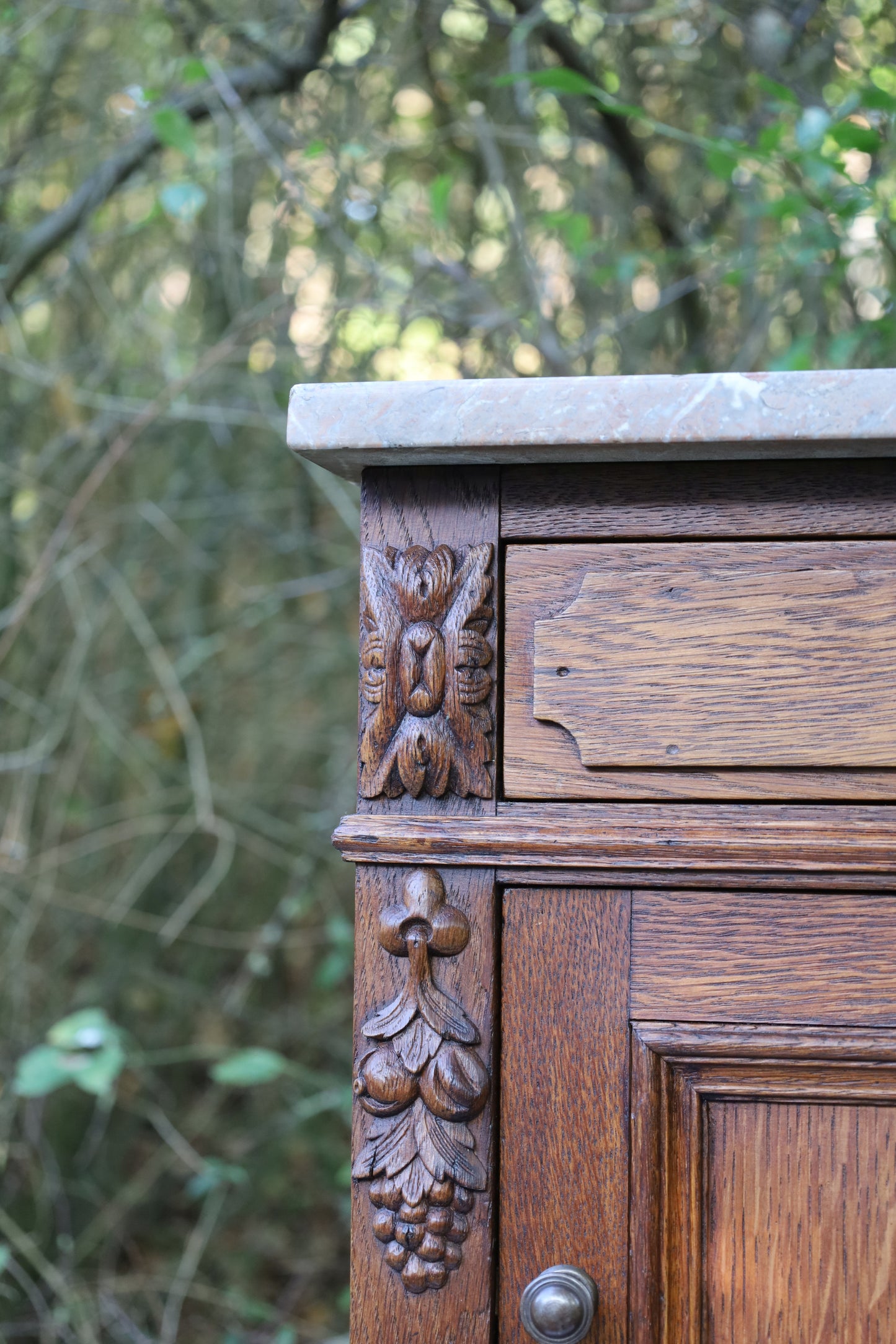 Antiker französischer Nachttisch Ende 19. Jh. - Eichenholz mit Marmorplatte