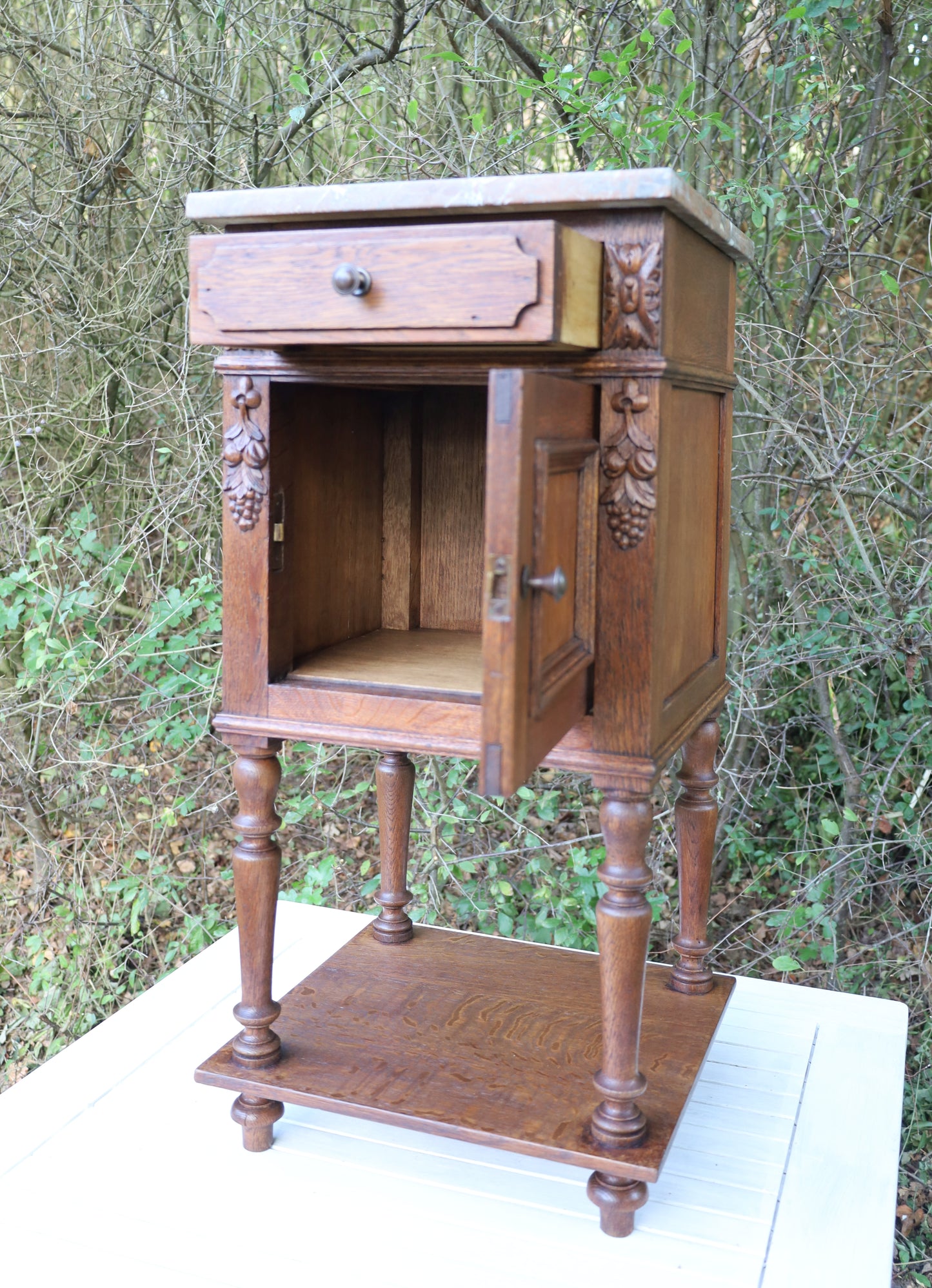 Antiker französischer Nachttisch Ende 19. Jh. - Eichenholz mit Marmorplatte