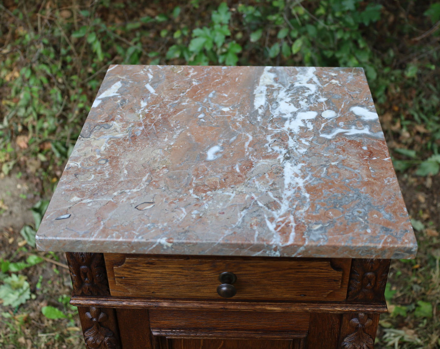 Antiker französischer Nachttisch Ende 19. Jh. - Eichenholz mit Marmorplatte