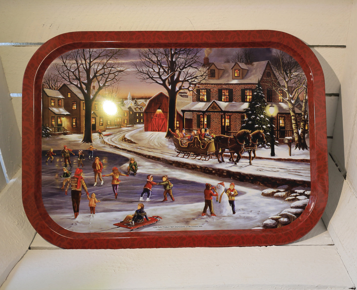 Tablett aus Metall mit winterlicher Dorfidylle, Weihnachtsdekoration