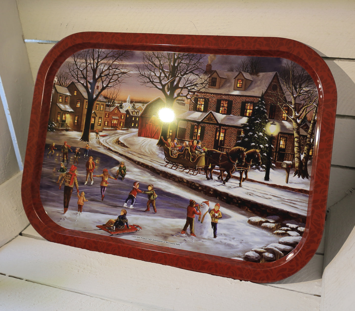 Tablett aus Metall mit winterlicher Dorfidylle, Weihnachtsdekoration