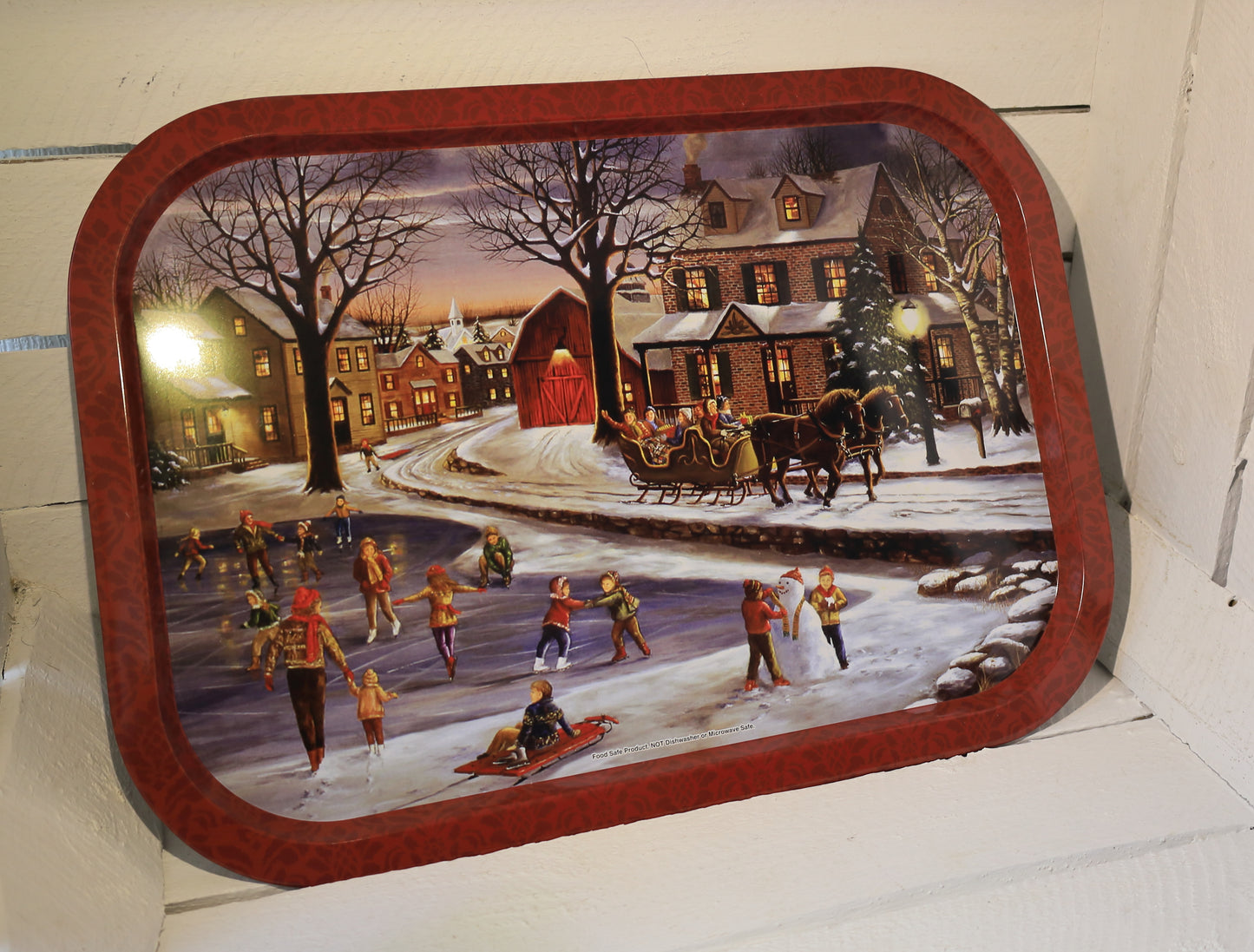 Tablett aus Metall mit winterlicher Dorfidylle, Weihnachtsdekoration