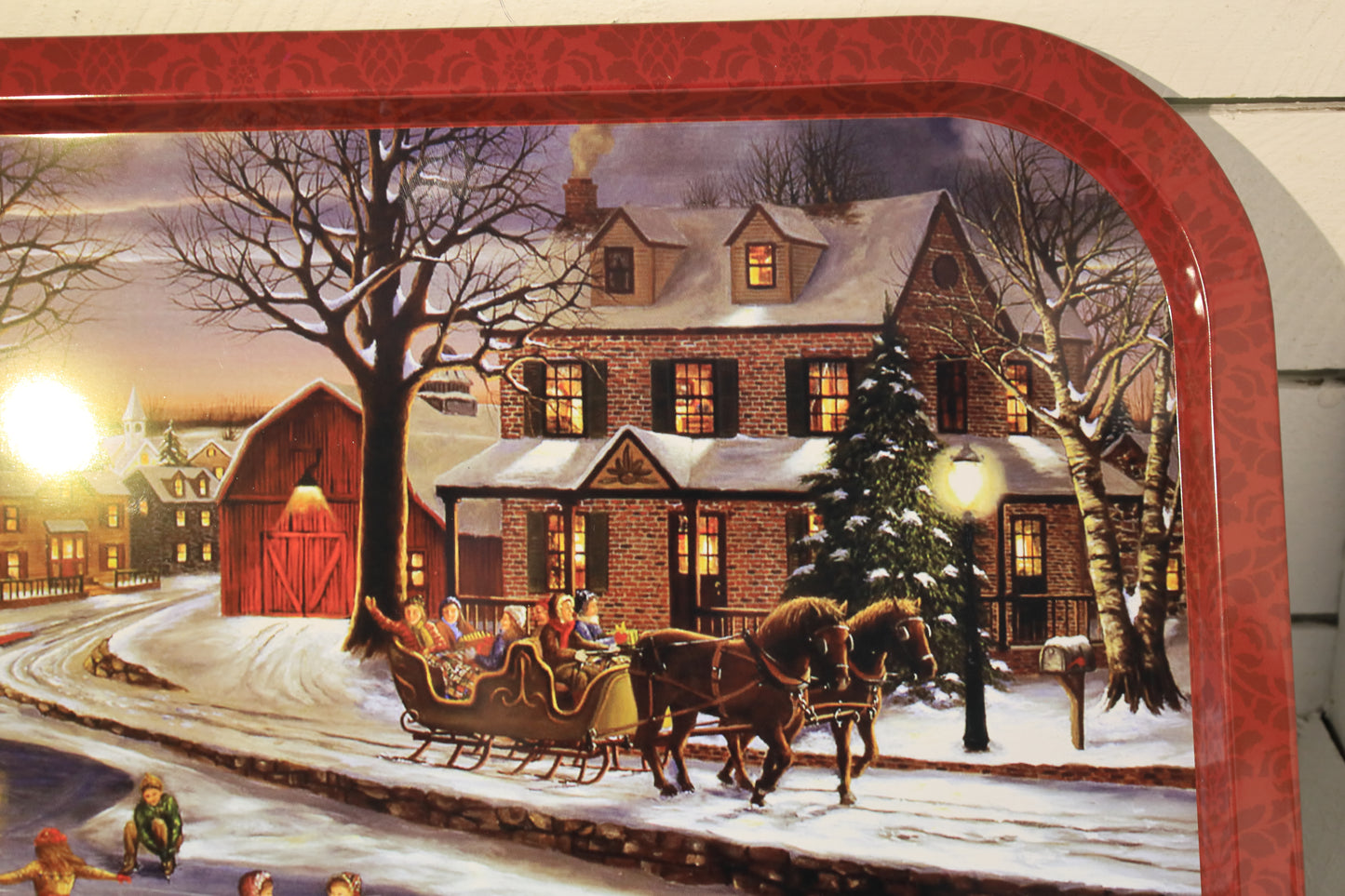 Tablett aus Metall mit winterlicher Dorfidylle, Weihnachtsdekoration